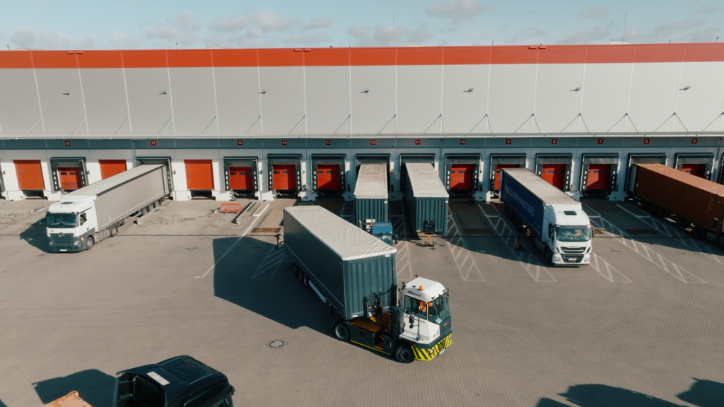 Kalmar T2i Terminal Tractors at Kellanova (2).jpg