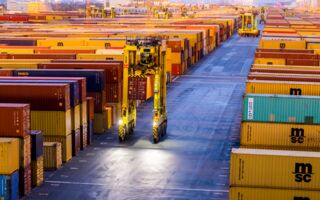 Straddle Carrier im Containerhandling: Was Sie wissen müssen...