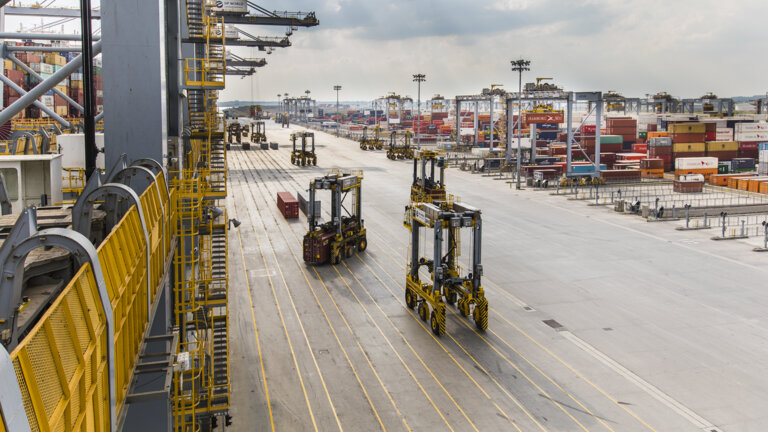 Kalmar Elektrik Straddle Carrier