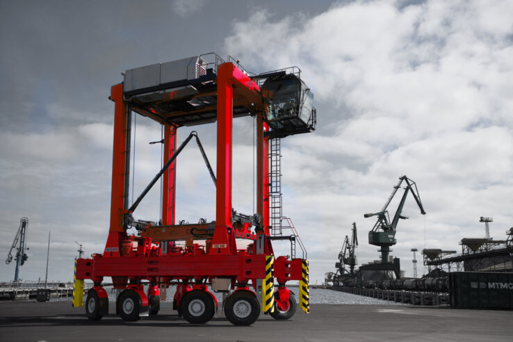 Straddle Carrier